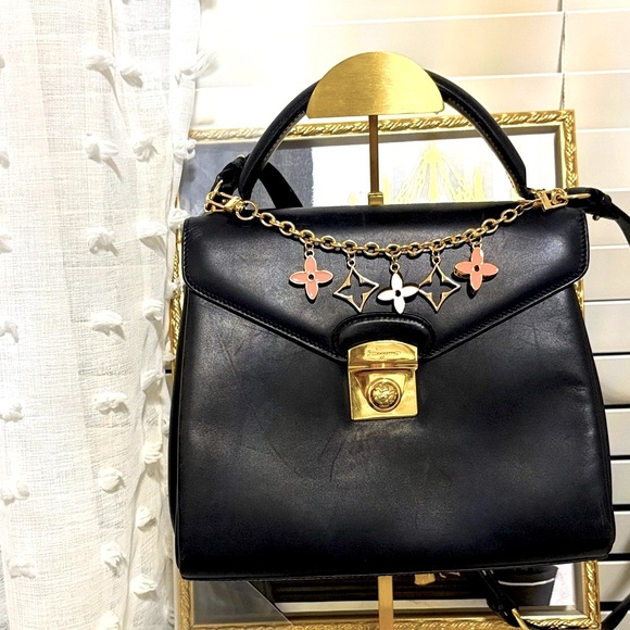 🦋 Salvatore Ferragamo 🦋 Black leather Satchel with crossbody bag W/Bag Charm-GUC - Picture 3 of 17
